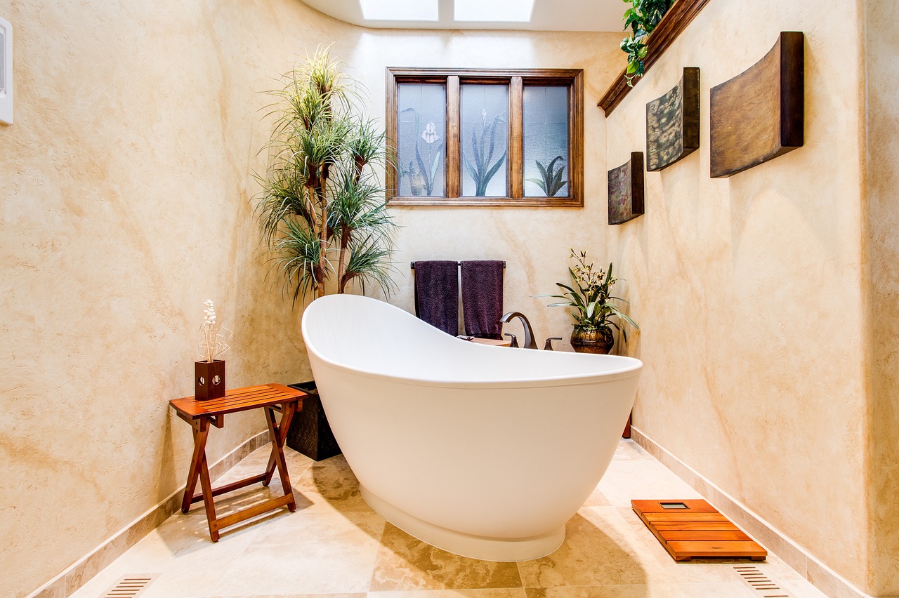 Freestanding tub in cozy earth-tone design